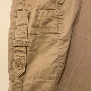 Lee relaxed fit mid rise capri. Size 18 wide, medium. Beige. 29” long.